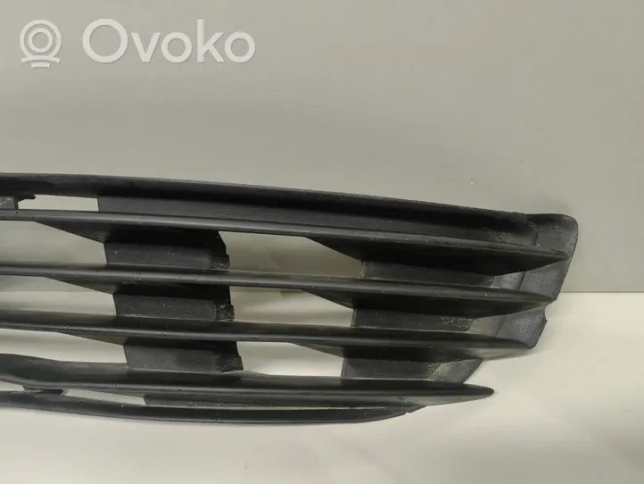 Volkswagen PASSAT B5.5 Grille inférieure de pare-chocs avant 3B0853665H