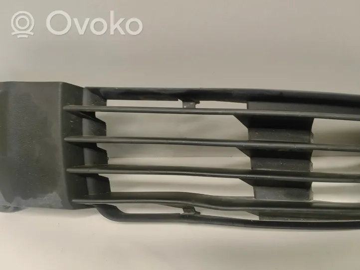 Volkswagen PASSAT B5.5 Grille inférieure de pare-chocs avant 3B0853665H