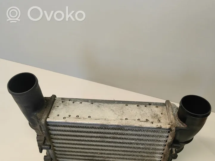 Volkswagen PASSAT B5 Chłodnica powietrza doładowującego / Intercooler 058145805A