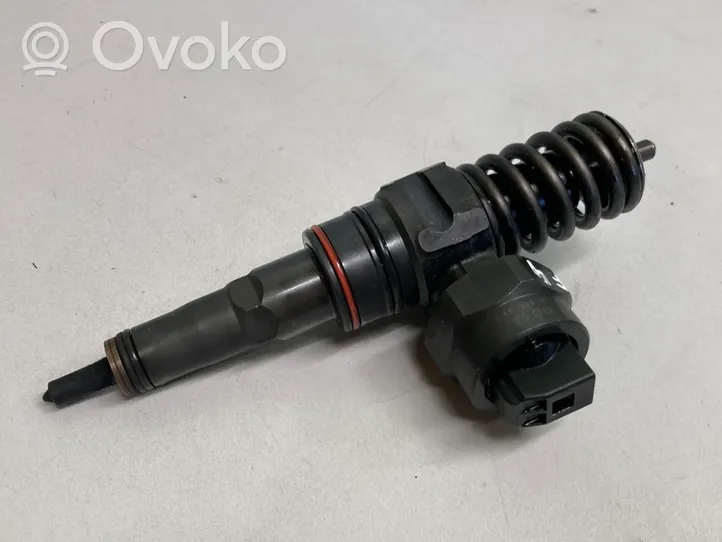 Volkswagen Golf IV Inyector de combustible 038130073J