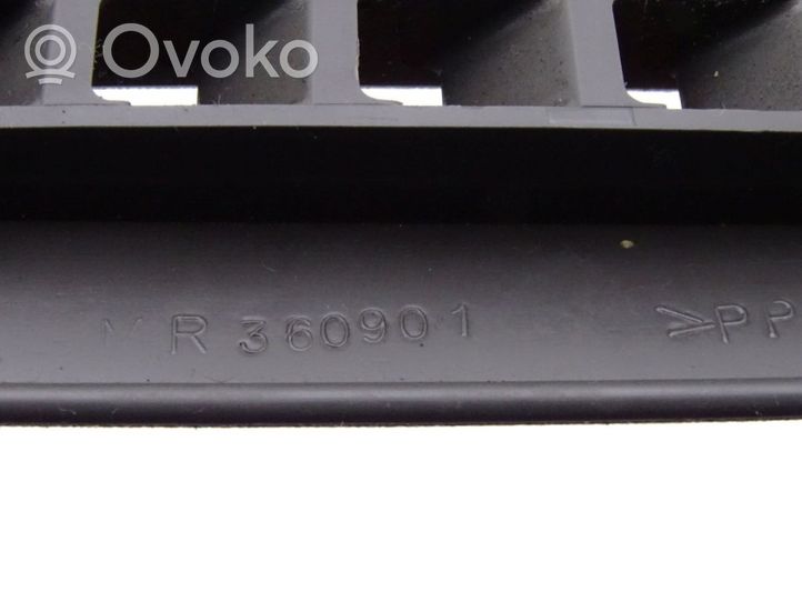Mitsubishi Pajero Kojelaudan sivutuuletussuuttimen kehys MR360901