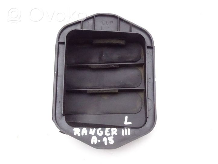 Ford Ranger Kojelaudan sivutuuletussuuttimen kehys UM46-51930