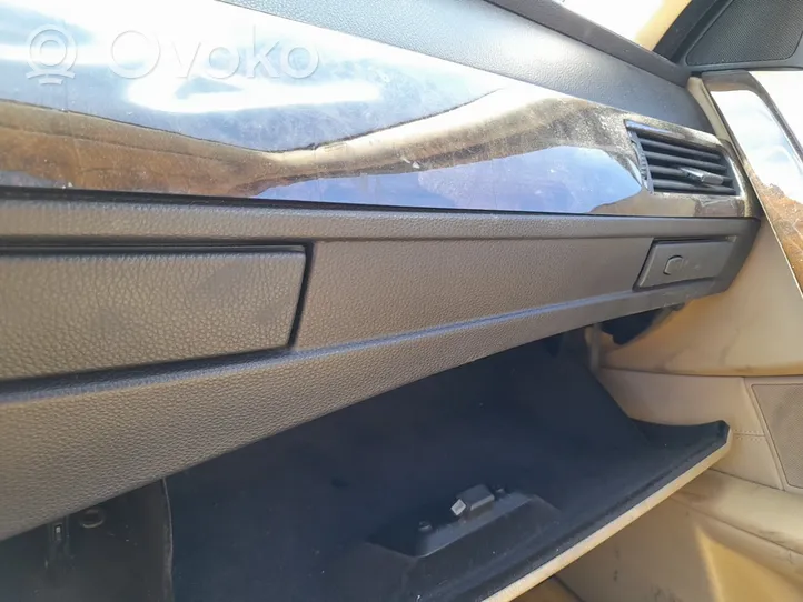 BMW 5 E60 E61 Panelės stalčiuko/lentinėlės paklotėlis 