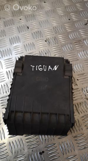 Volkswagen Tiguan Fuse box cover 