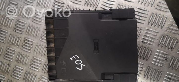 Volkswagen Eos Fuse box cover 