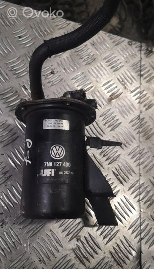 Volkswagen PASSAT B7 Boîtier de filtre à carburant 