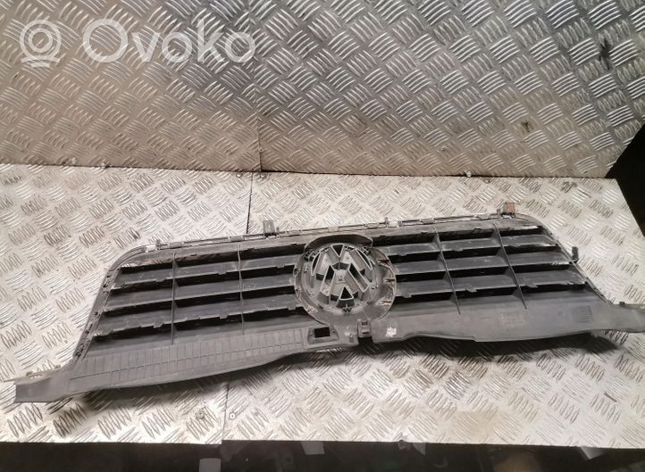 Volkswagen PASSAT B5.5 Grille calandre supérieure de pare-chocs avant 