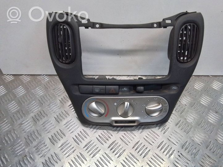 Toyota Yaris Verso Konsola środkowa / Radio / GPS 