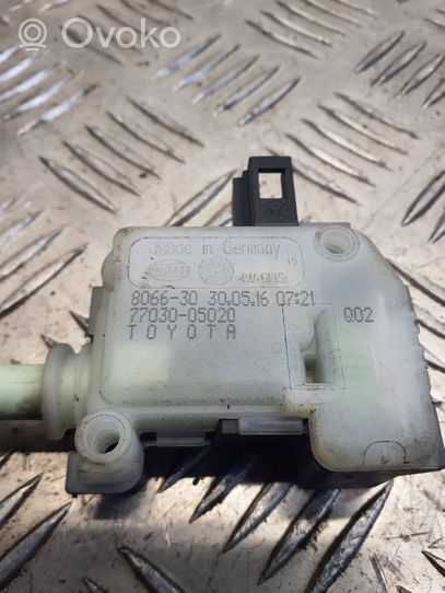 Toyota Avensis T270 Verrouillage du bouchon du réservoir de carburant 7703005020