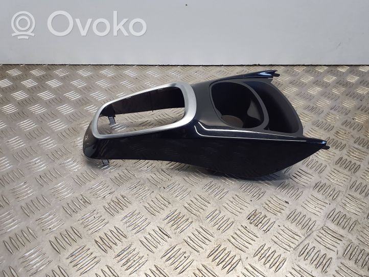 Toyota Yaris Consola de plástico de la palanca de cambios 588040D221