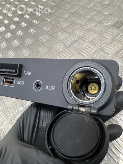 Jaguar XF X260 USB-pistokeliitin FK7219C166BD