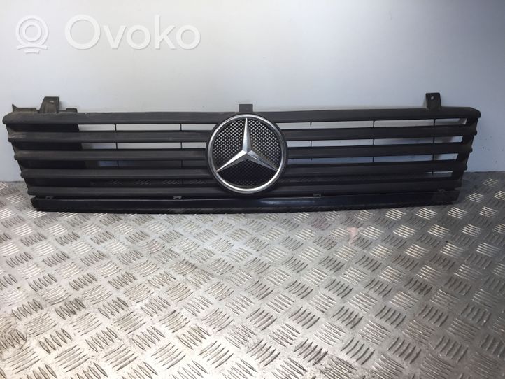 Mercedes-Benz Vito Viano W638 Etupuskurin ylempi jäähdytinsäleikkö A6388880415