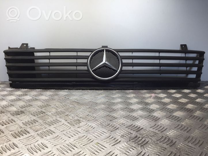 Mercedes-Benz Vito Viano W638 Grille calandre supérieure de pare-chocs avant A6388880415