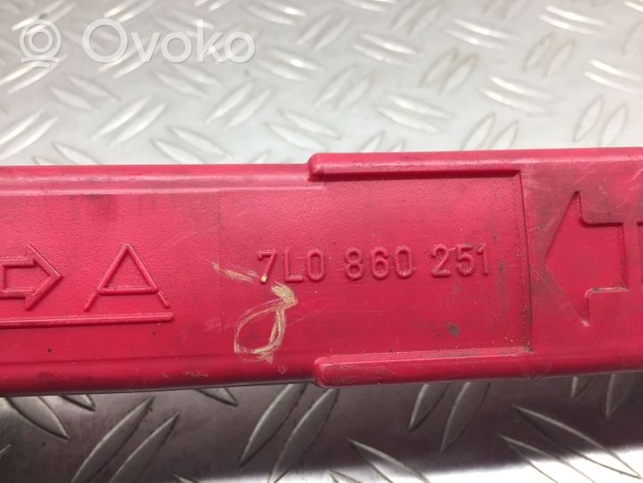 Volkswagen Touareg I Emergency warning sign 7L0860251