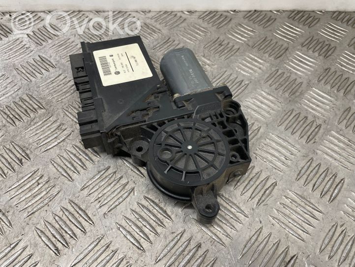 Volkswagen Touareg I Takaoven ikkunan nostomoottori 7L0959795