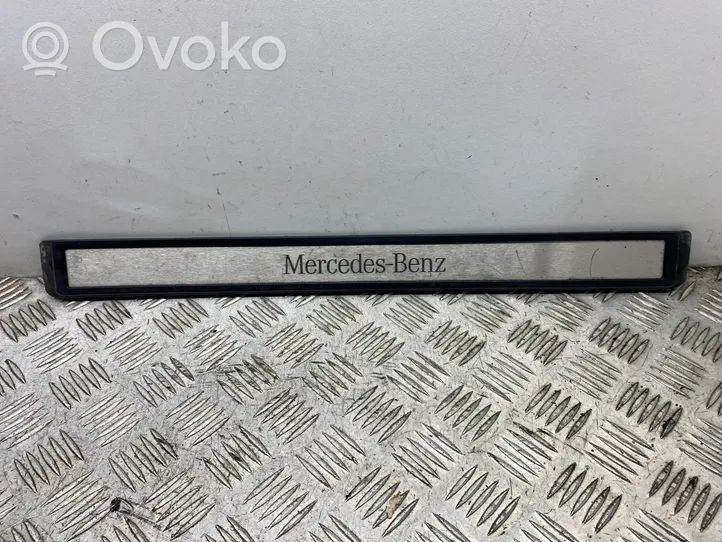 Mercedes-Benz E W211 Copertura del rivestimento del sottoporta anteriore A2116801335