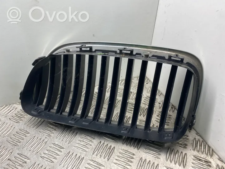 BMW 5 F10 F11 Grille calandre supérieure de pare-chocs avant 7200728