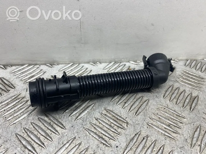 BMW 5 F10 F11 Manguera/tubo respirador 586509