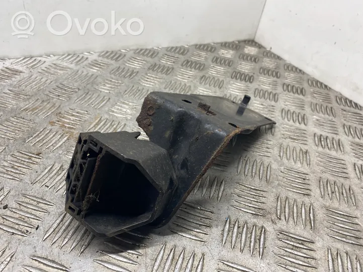 BMW 3 E92 E93 Radiator mount bracket 7117812