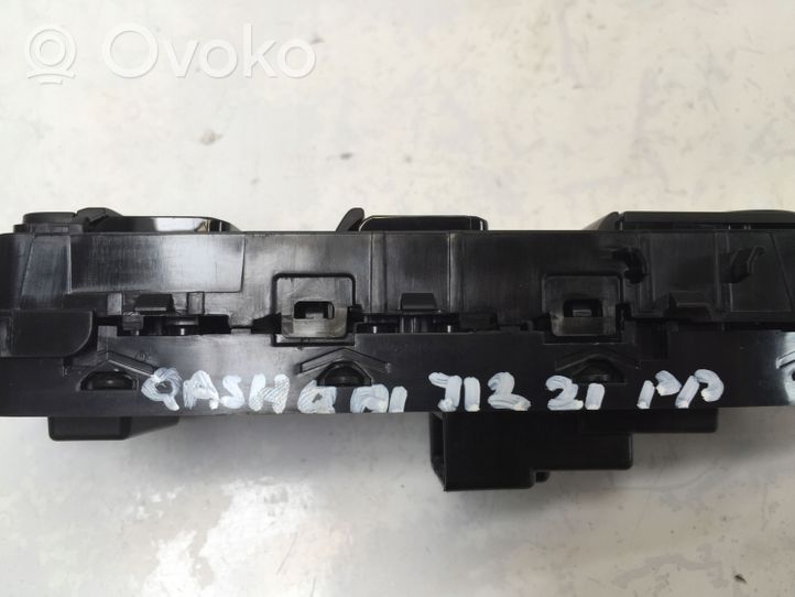 Nissan Qashqai J12 Interruttore di controllo dell’alzacristalli elettrico 254016UB4A