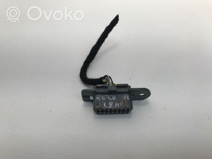 Volvo XC40 Connettore ISO universale per autoradio 