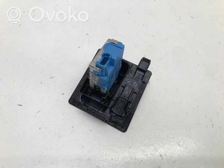 BMW iX3 G08 Connettore plug in USB 8711940