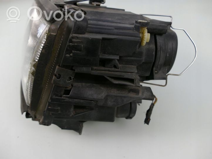 Audi A8 S8 D2 4D Lampa przednia 