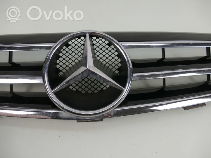 Mercedes-Benz CLK A209 C209 Priekšējais režģis A2098800223