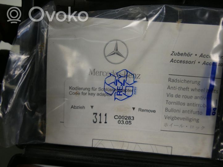 Mercedes-Benz CLK A209 C209 Vanteiden varkaudenestomutterit ja avainhylsy B66470143