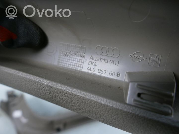 Audi Q7 4L Tavaratilan/takakontin alempi sivuverhoilu 4L0867973