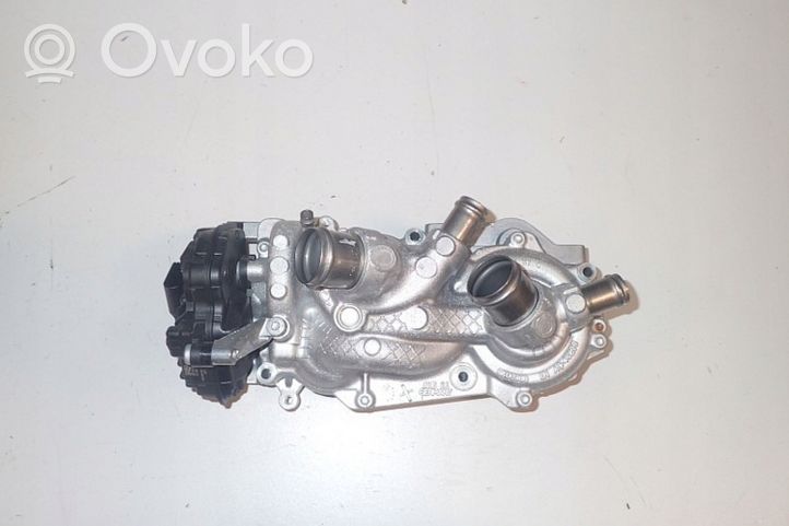 Volkswagen Golf VII Pompe de circulation d'eau 05E121117C