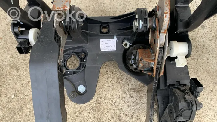 Opel Astra J Pedal assembly 13354331