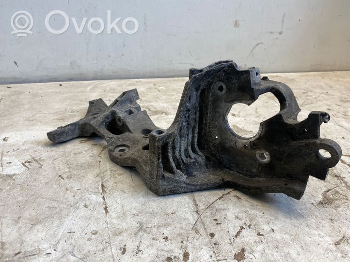 Volkswagen PASSAT B8 Generator/alternator bracket 04L903143D