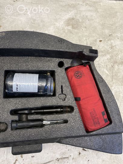 Volkswagen Touran III Tool set 5TA012115D