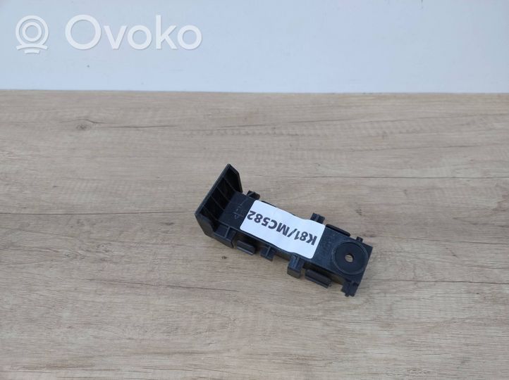 Toyota Corolla E100 Support de pare-chocs arrière 52561-13041