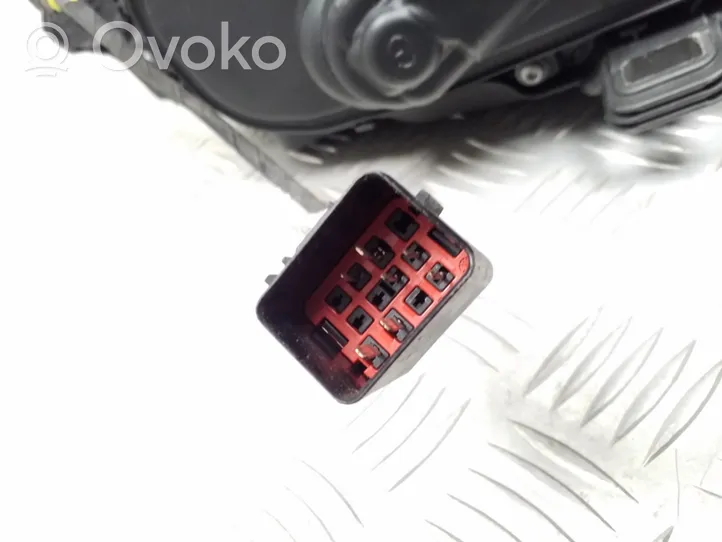 Volvo V60 Lampa przednia 31420269