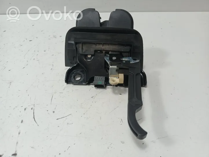 Renault Megane I Tailgate lock latch 8P3827469A