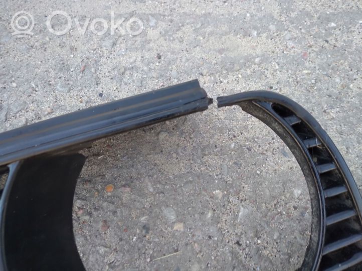 BMW 3 E30 Rivestimento sotto il faro/fanale 1739073