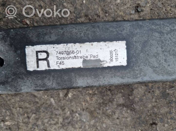 BMW 2 F46 Wahacz prowadzący osi tylnej 7407056