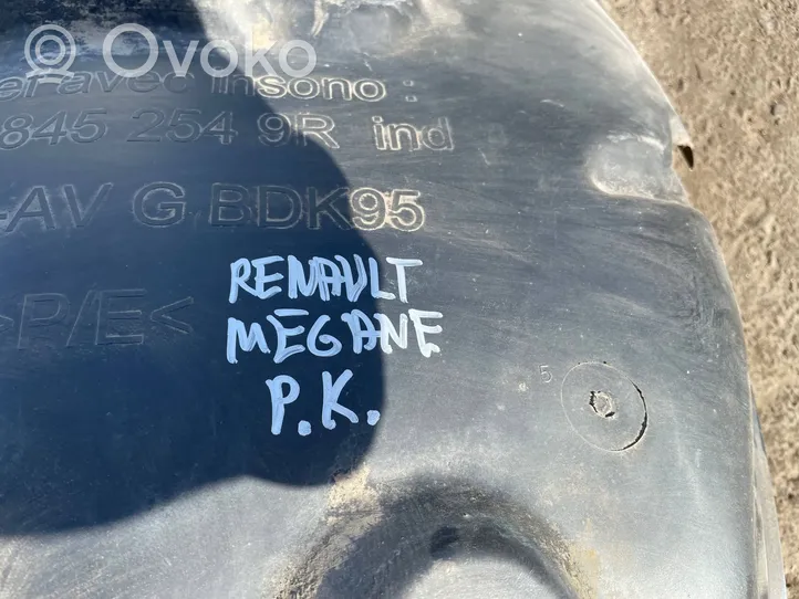 Renault Megane III Revestimientos de la aleta antisalpicaduras delanteros 638452549R