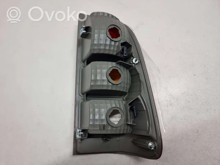 Toyota Hilux (AN10, AN20, AN30) Luz trasera/de freno 815600K010