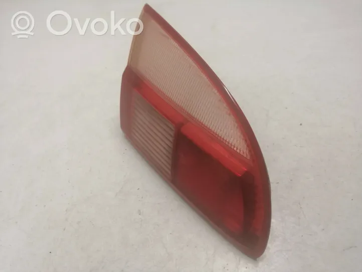 Toyota Avensis T220 Luci posteriori del portellone del bagagliaio 89022026