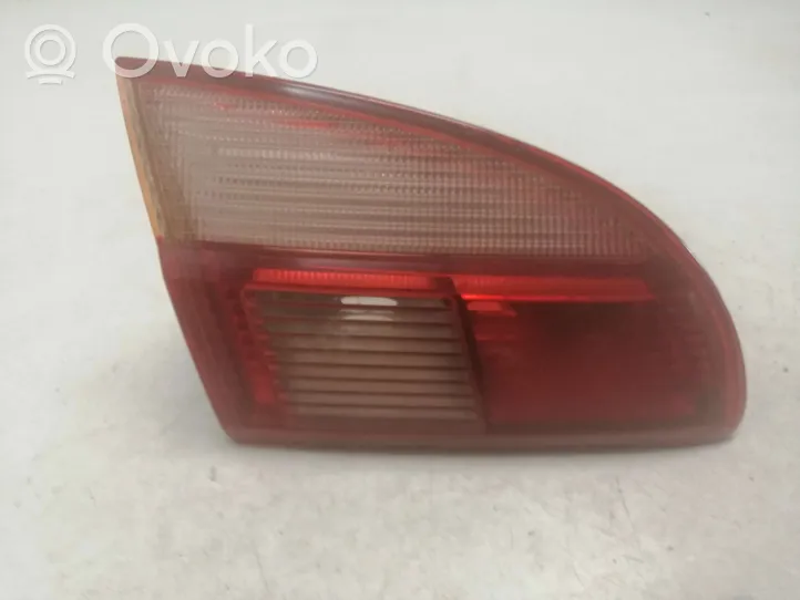 Toyota Avensis T220 Lampy tylnej klapy bagażnika 89022026