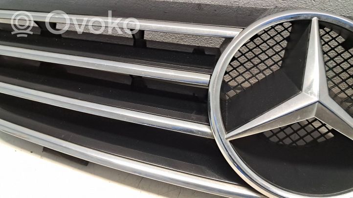 Mercedes-Benz CLK A209 C209 Grille calandre supérieure de pare-chocs avant A2098880052