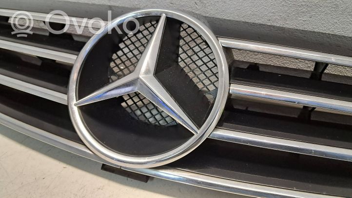 Mercedes-Benz CLK A209 C209 Grille calandre supérieure de pare-chocs avant A2098880052