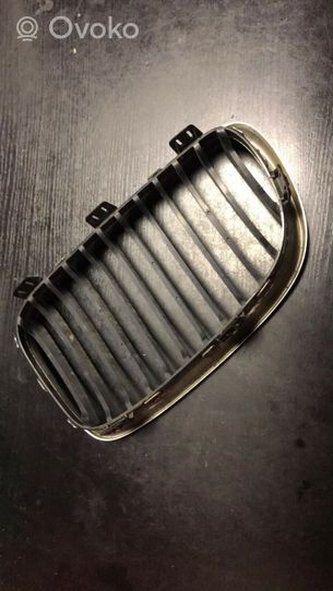 BMW 1 E82 E88 Grille calandre supérieure de pare-chocs avant 7166440