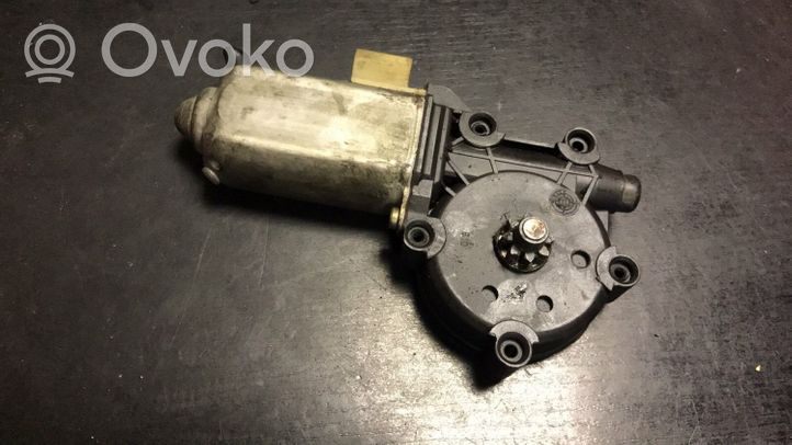 BMW 7 E32 Moteur de lève-vitre de porte avant 1388611