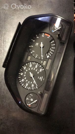 BMW 5 E34 Compteur de vitesse tableau de bord 62118359204