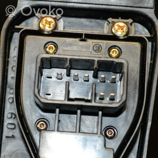 Mazda MPV II LW Autres commutateurs / boutons / leviers LD7166600