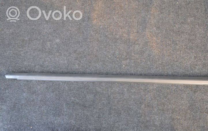 Volkswagen Golf VII Moulure de vitre de la porte avant 5GM837477